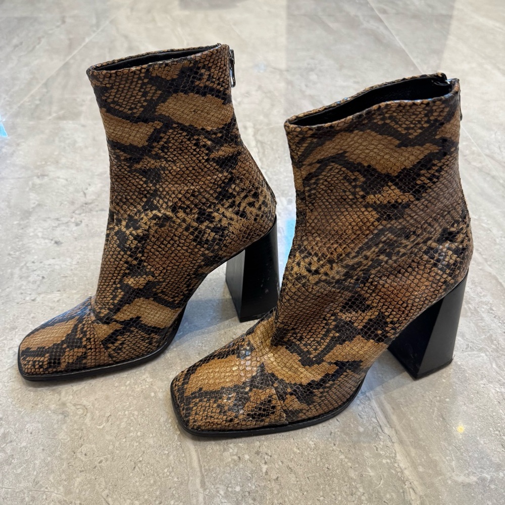 L'INTERVALLE Brown Snakeskin Ankle Boots